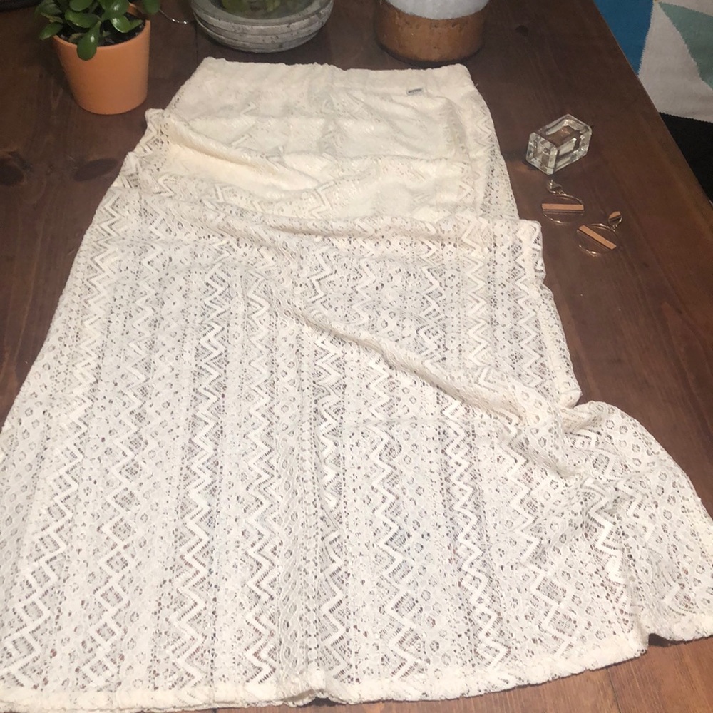 Lace maxi skirt with short lining.